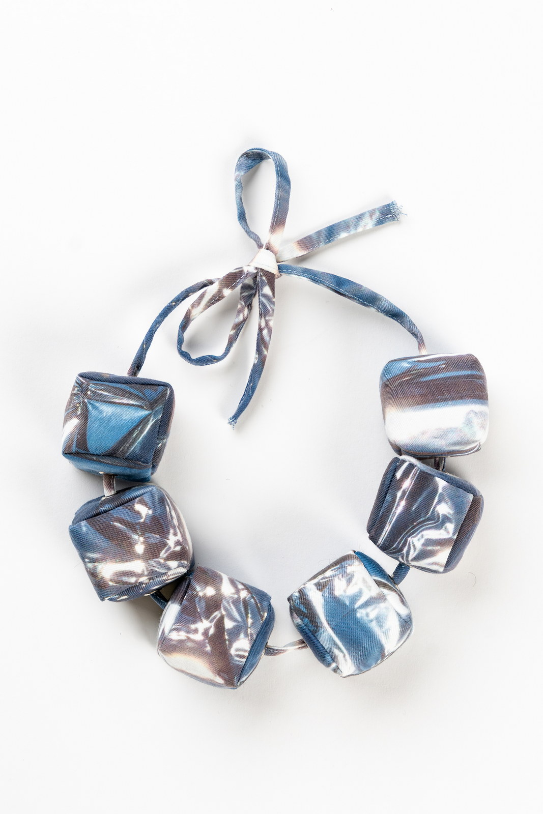 Gadzijev_Arijana_Ni_vse_zlato_ogrlica_srebrna_02_2