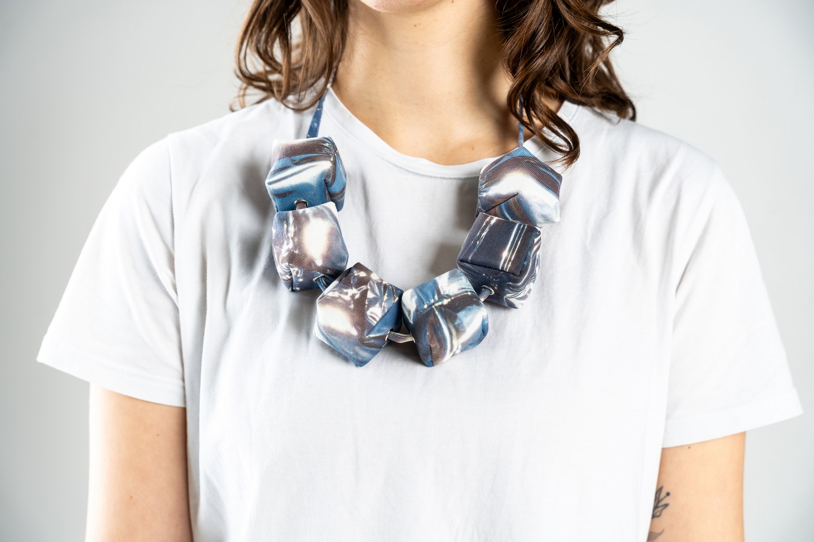 Gadzijev_Arijana_Ni_vse_zlato_ogrlica_srebrna_03_2