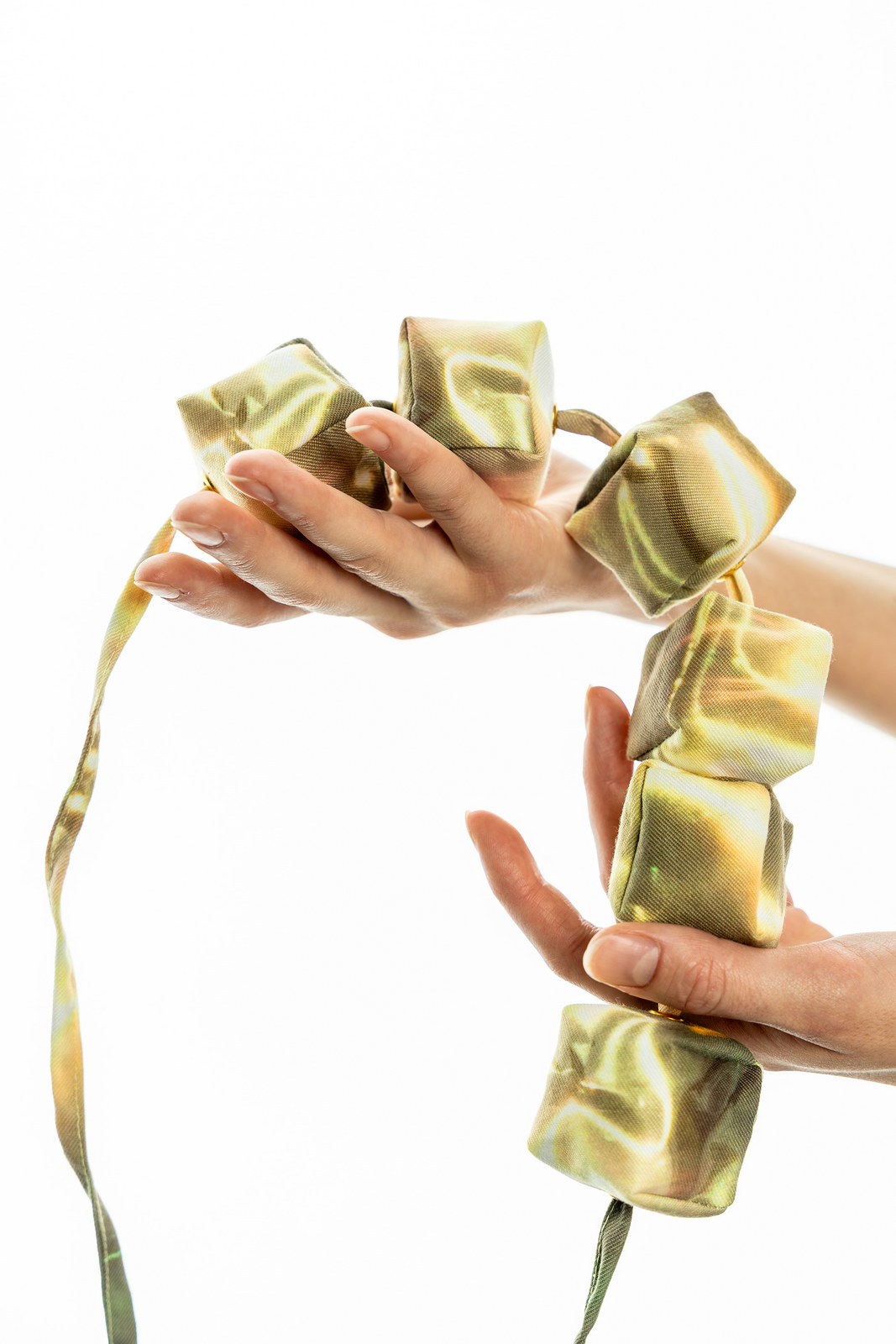 Gadzijev_Arijana_Ni_vse_zlato_ogrlica_zlata_01_2