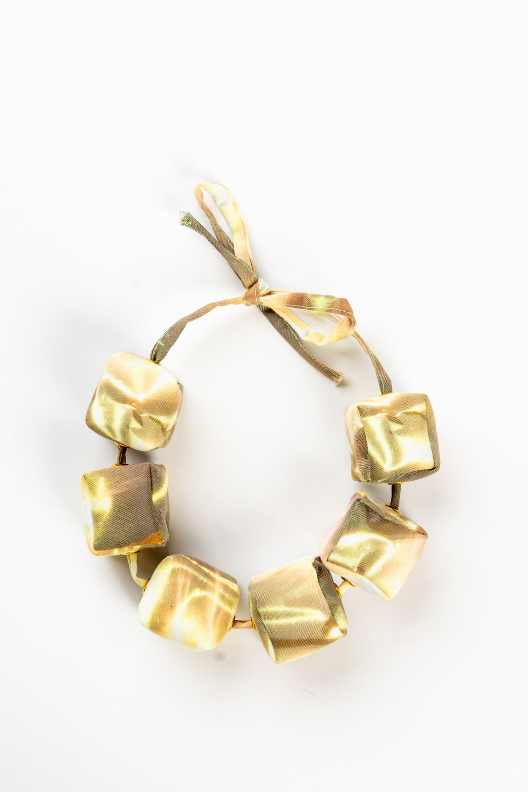 Gadzijev_Arijana_Ni_vse_zlato_ogrlica_zlata_02_2