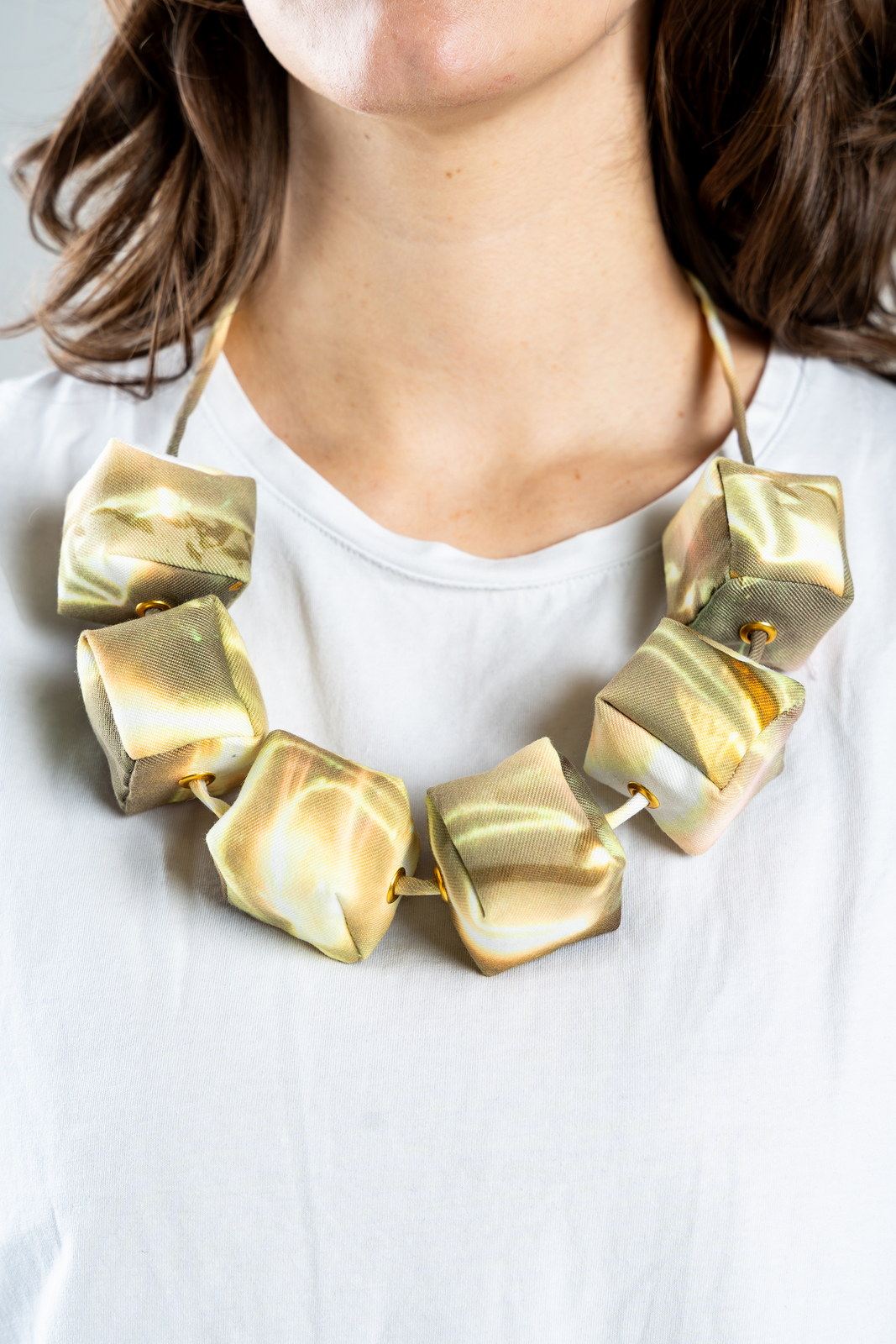 Gadzijev_Arijana_Ni_vse_zlato_ogrlica_zlata_03_2