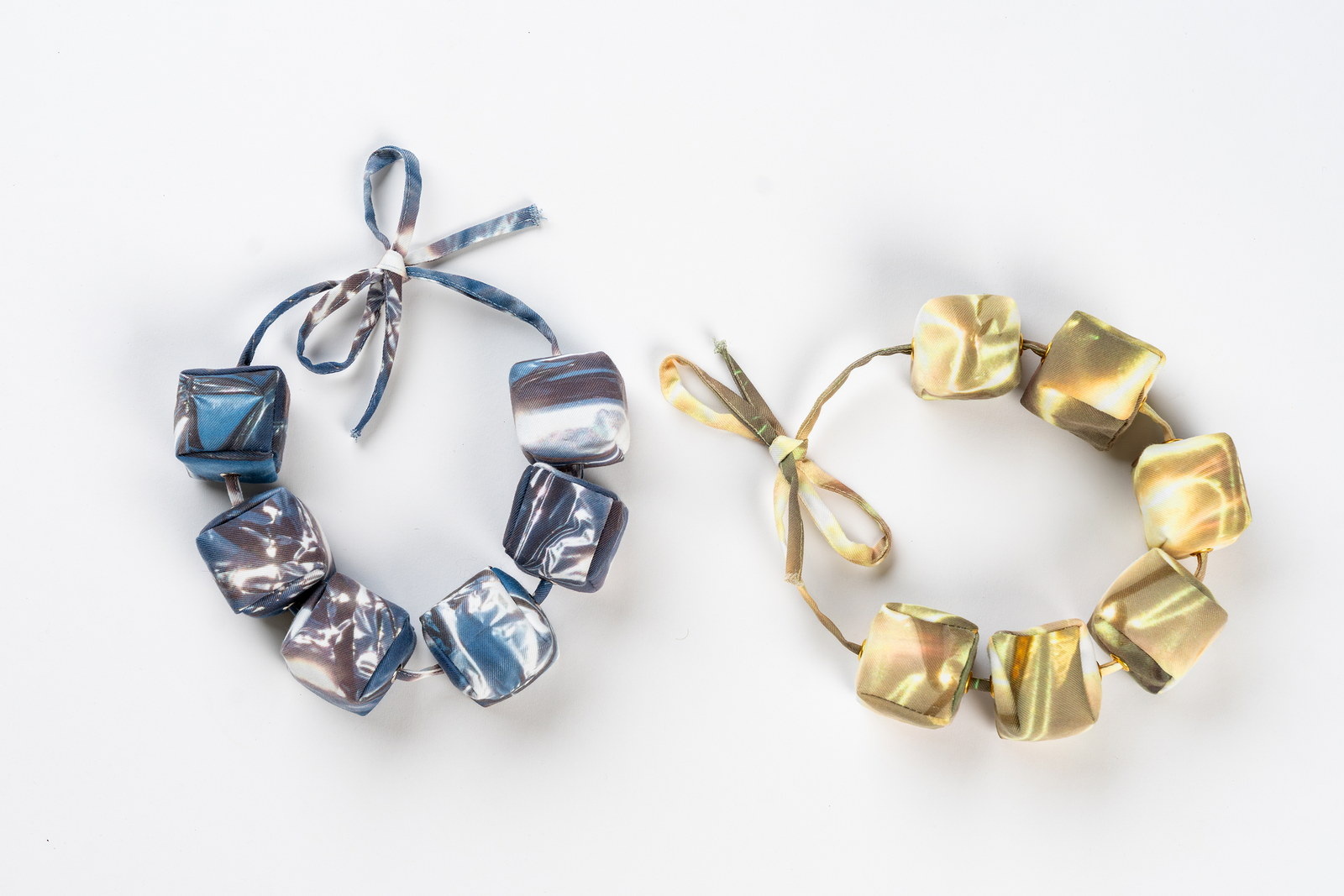 Gadzijev_Arijana_Ni_vse_zlato_ogrlici_zlata_in_srebrna_01_2