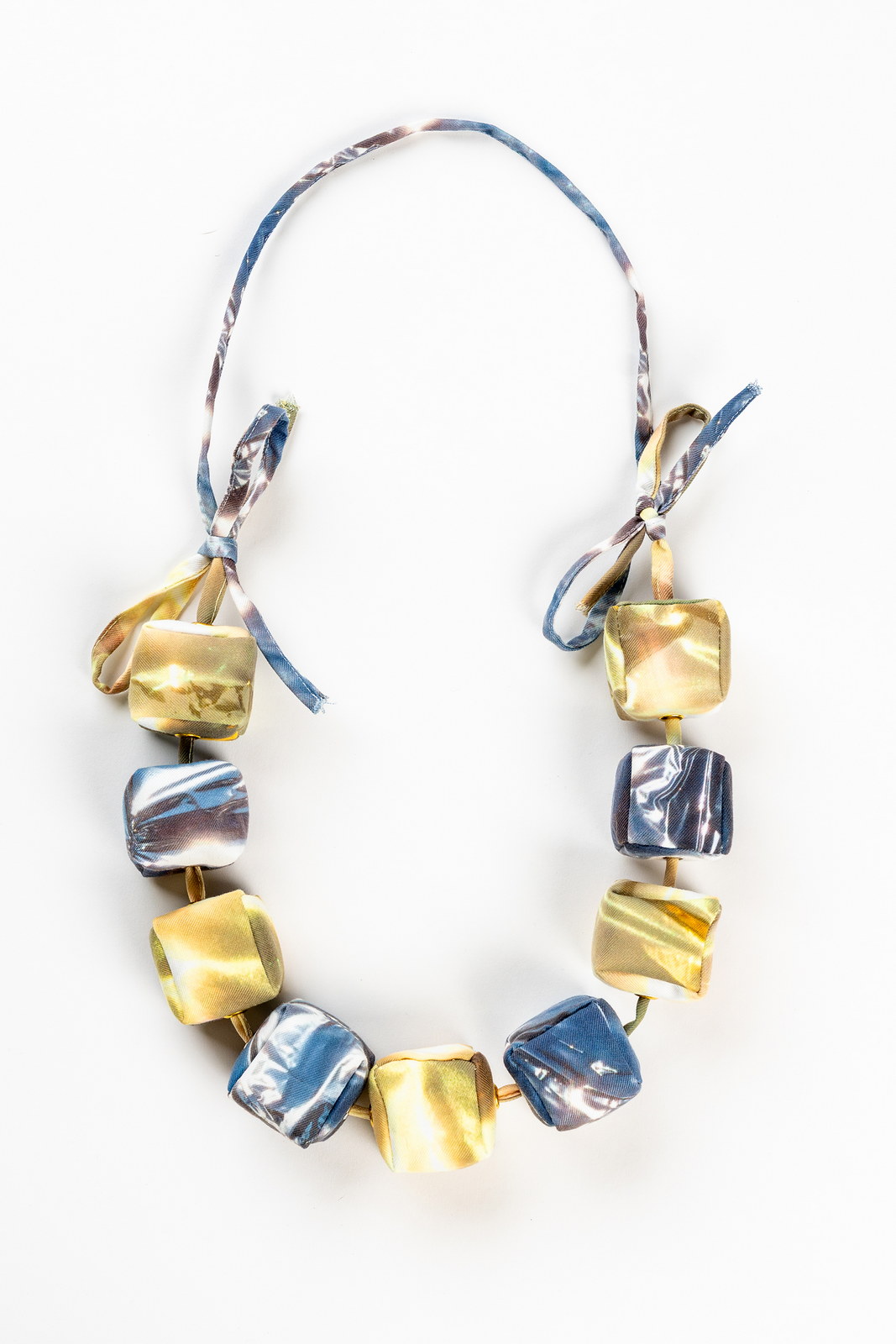 Gadzijev_Arijana_Ni_vse_zlato_ogrlici_zlata_in_srebrna_02_2