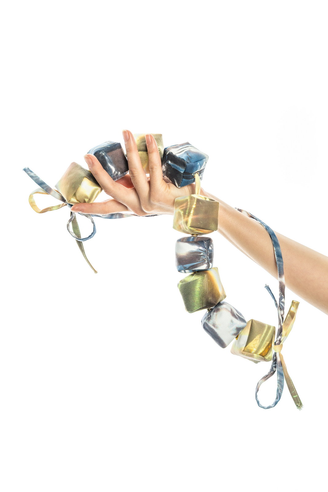 Gadzijev_Arijana_Ni_vse_zlato_ogrlici_zlata_in_srebrna_03_2